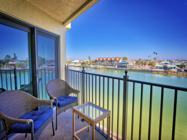 Luxurious Bayfront Condo Steps to beach